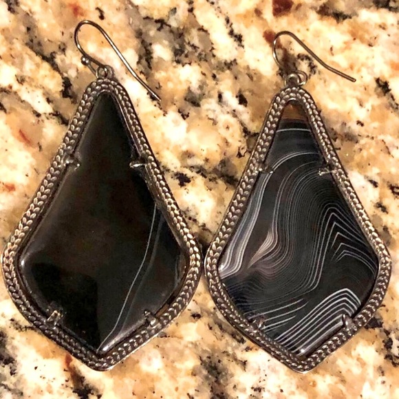 New KENDRA SCOTT Alexandra Black Agate Arabesque Drop Earrings 2” Gunmetal Frame - Picture 3 of 3